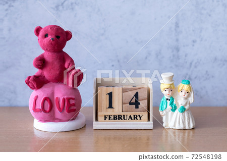 teddy bear and miniature Wedding couple with wooden calendar 14 february. Valentine s day teddy bear and miniature Wedding couple with wooden calendar 14 february. Valentine s day 72548198