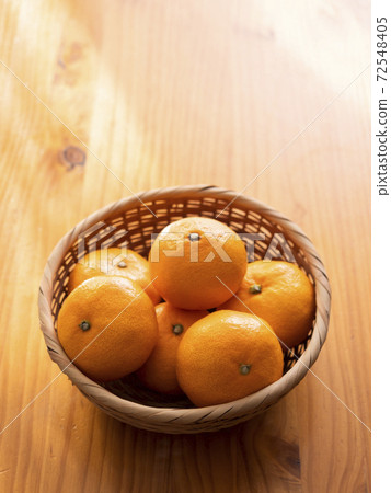 Mandarin orange  72548405