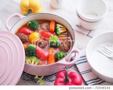 Colorful and fashionable stewed hamburger 72549143