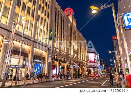 《Tokyo》 Shinjuku pedestrian paradise, downtown at night 72550314