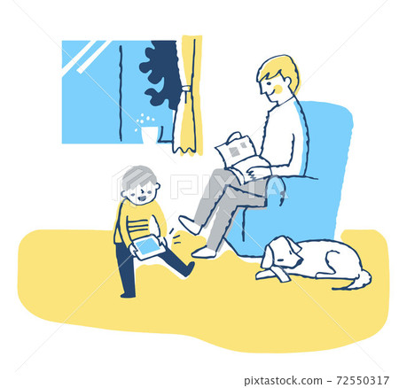 男人和男孩在客廳裡放鬆 72550317