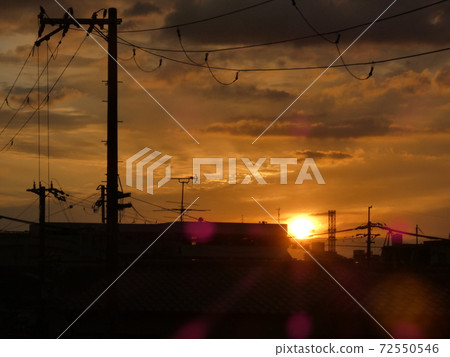 Autumn dusk over the streets 72550546
