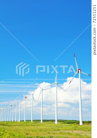 北海道夏季藍天和音頓風力發電 北海道夏季藍天和音頓風力發電 72551251