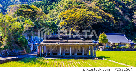 椎名的石屋頂全景[長崎縣津島市] 72551564