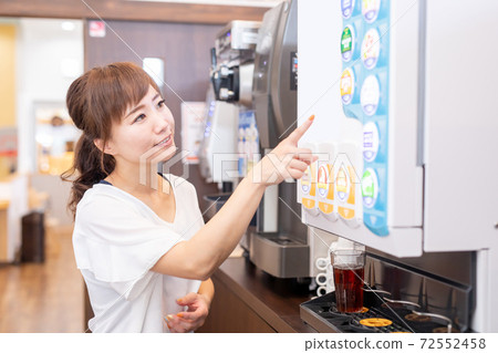 Women choosing drinks at the drink bar 72552458