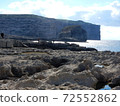 馬耳他戈佐島多岩石的海岸和巨大的多岩石的島嶼洪加斯岩 72552862