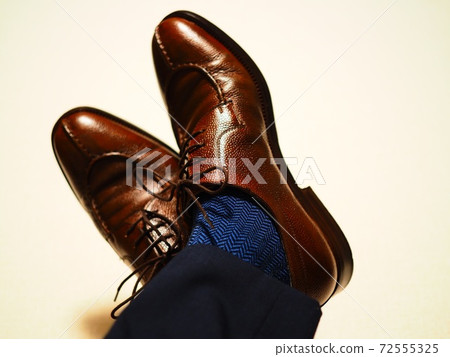 Leather shoes luxury hand-painted try-on wearing image specialty store 72555325