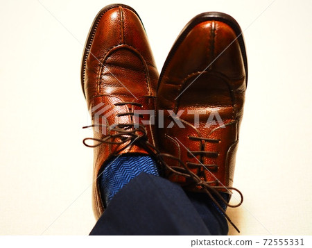 Wearing leather shoes 72555331