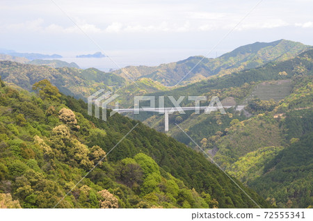 "Osakaya Bridge" viewed from Nanako Pass (Nakatosa Town, Takaoka District, Kochi Prefecture) "Osakaya Bridge" viewed from Nanako Pass (Nakatosa Town, Takaoka District, Kochi Prefecture) 72555341