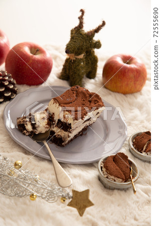 Cake on a plate, apples and reindeer 72555690