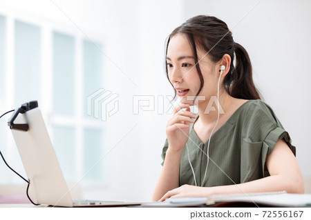 年輕女子在家裡有視頻聊天 72556167