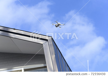 Roof inspection by drone (viewed from the ground) 72556430