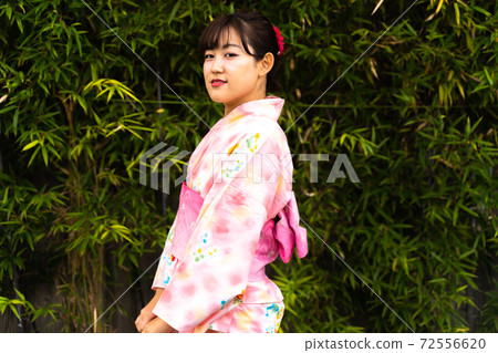 浴衣站在竹草前的一名婦女 72556620