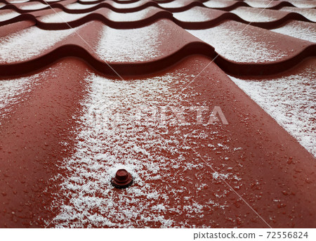 The white snow adorned the red metal, the texture. 72556824