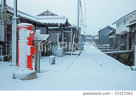 Snow scene of white wall warehouses (Kurayoshi City) Snow scene of white wall warehouses (Kurayoshi City) 72557363