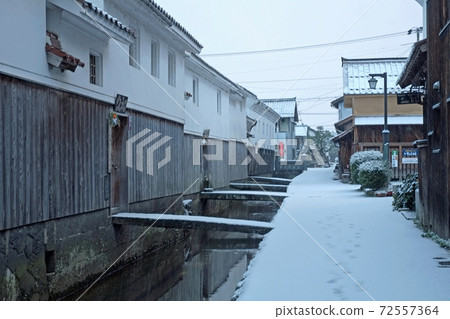 Snow scene of white wall warehouses (Kurayoshi City) Snow scene of white wall warehouses (Kurayoshi City) 72557364