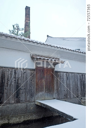 Snow scene of white wall warehouses (Kurayoshi City) 72557365