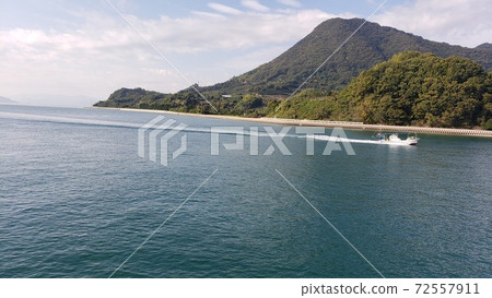 Small boats, small boat licenses, fast boats, white boats, deep in coves, small fishing boats, wakes, water, which go dashingly along the shore Small boats, small boat licenses, fast boats, white boats, deep in coves, small fishing boats, wakes, water, which go dashingly along the shore 72557911