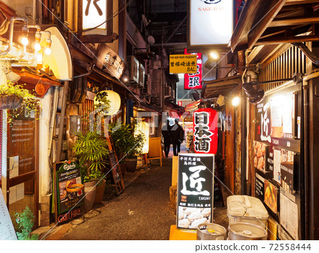 大阪梅田在晚上在第一個天神街購物區的小巷後面 72558444