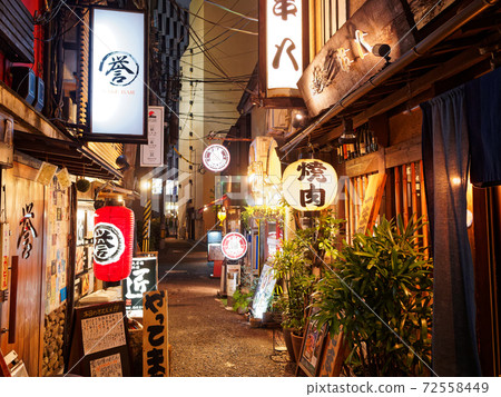 大阪梅田在晚上在第一個天神街購物區的小巷後面 大阪梅田在晚上在第一個天神街購物區的小巷後面 72558449