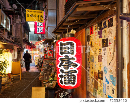 大阪梅田在晚上在第一個天神街購物區的小巷後面 72558450