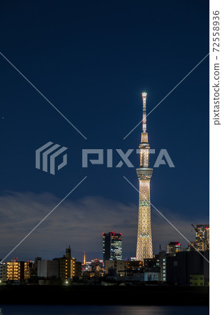 Tokyo Sky Tree Illuminated "Sakura Gold" inspired by the Tokyo 2020 Olympic Torch Relay Torch 72558936
