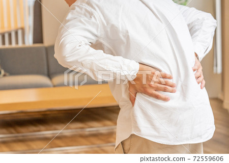 一個年輕人緊緊地抱著他的背 一個年輕人緊緊地抱著他的背 72559606