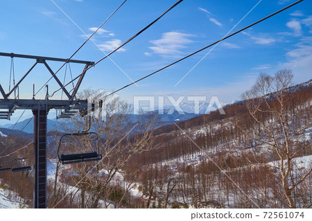 Scenery from the lift of Kawaba Ski Resort in Kawaba Village, Gunma Prefecture to the west (Mt. Sennokura, Mt. Tanigawa) 72561074