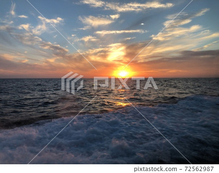 Setting sun 72562987