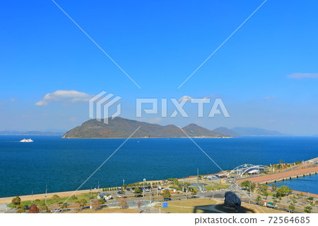 [香川縣]天氣晴朗時，高松港和名島 72564685