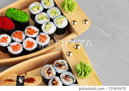Set of maki sushi on wooden boat tray 72565670