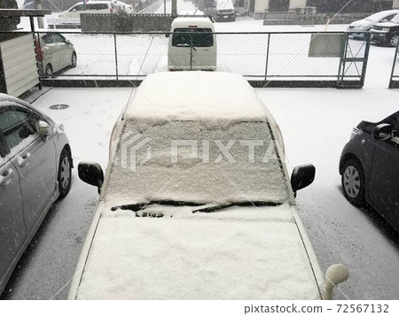 A car with snow 72567132
