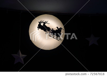 漂浮在月球上的聖誕老人的身影 72567818