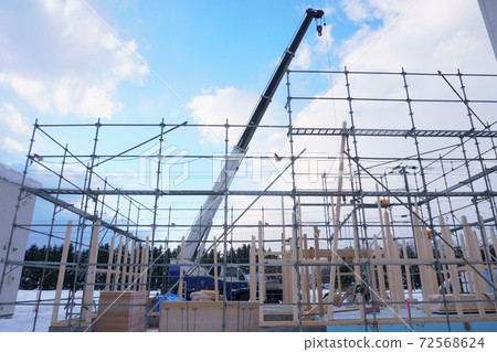 北海道的冬季房屋建築工地 北海道的冬季房屋建築工地 72568624