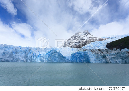Spegazzini Glacier view from Argentino lake, Patagonia landscape, Argentina 72570471