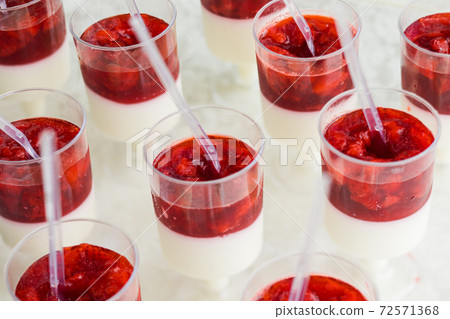 The strawberry panna cotta in a candy bar The strawberry panna cotta in a candy bar 72571368