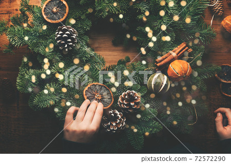 Process of making christmas wreath 72572290