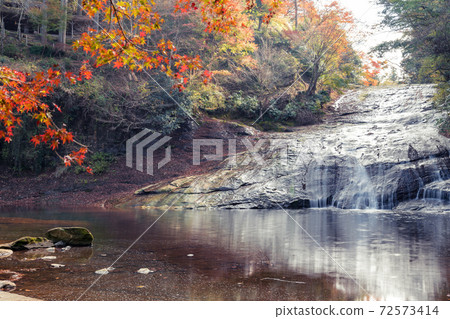 [Slow shutter shot of Awamata Waterfall in autumn colors] 72573414