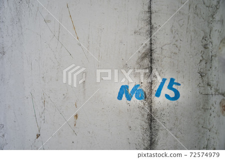 [Number 15] The wall with "No. 15" written with a blue pen 72574979