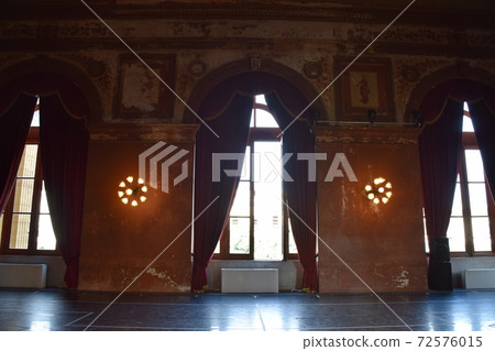 意大利巴勒莫馬西莫劇院大樓的窗戶 意大利巴勒莫馬西莫劇院大樓的窗戶 72576015