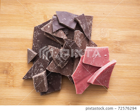 Cracked chocolate 72576294