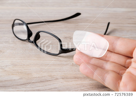 Hand shows the lens fell out of the eyeglasses because of the broken rim. Hand shows the lens fell out of the eyeglasses because of the broken rim. 72576389