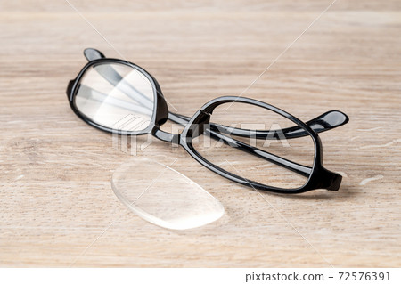 Lens fell down from the eyeglasses because of the broken rim. Lens fell down from the eyeglasses because of the broken rim. 72576391
