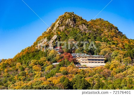 Higashiomi City, Shiga Prefecture, a distant view of Tarobogu, which has colored leaves all over the mountain Higashiomi City, Shiga Prefecture, a distant view of Tarobogu, which has colored leaves all over the mountain 72576401