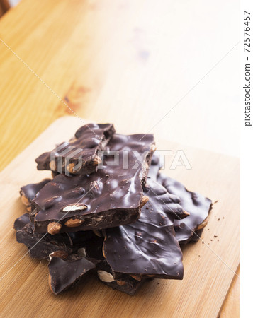 破裂的巧克力杏仁巧克力 破裂的巧克力杏仁巧克力 72576457