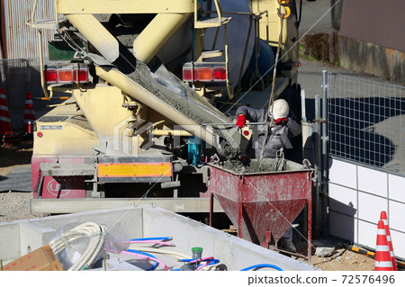 從攪拌車中取出預拌好的米飯 從攪拌車中取出預拌好的米飯 72576496