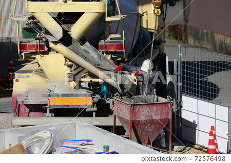 Take out the ready-mixed concrete from the mixer truck 72576498