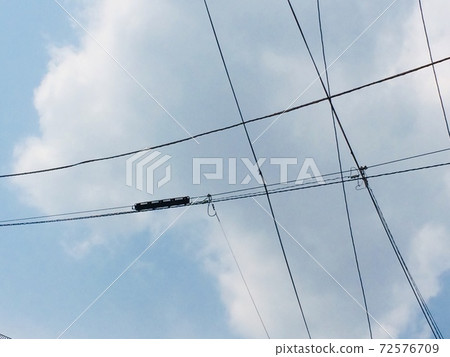 火車行駛的電線 72576709