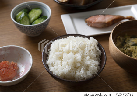 烤三文魚和現煮米飯表 72576785