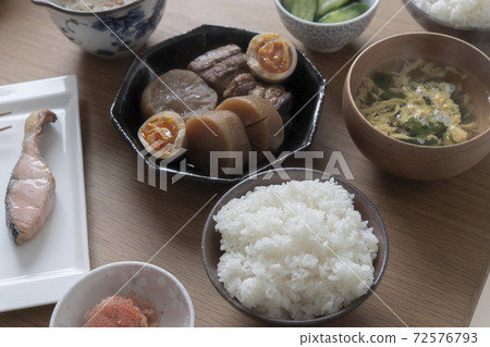 烤三文魚和豬肉燉的桌子 72576793